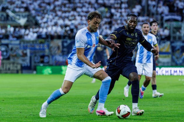 August 28, 2026, GER, Regionalliga Nord Ost, Matchday 3, 2026–2027 Season, Chemnitz, Chemnitzer FC vs. FC Carl Zeiss Jena; Dennis Slamar of Chemnitzer FC (No. 21) in a tackle against Manasse Eshele of FC Carl Zeiss Jena (No. 9); Chemnitz 1 Stadium, An der Gellertstraße, Saxony, Germany Copyright: xnordphotoxGmbHx xTrienitzx