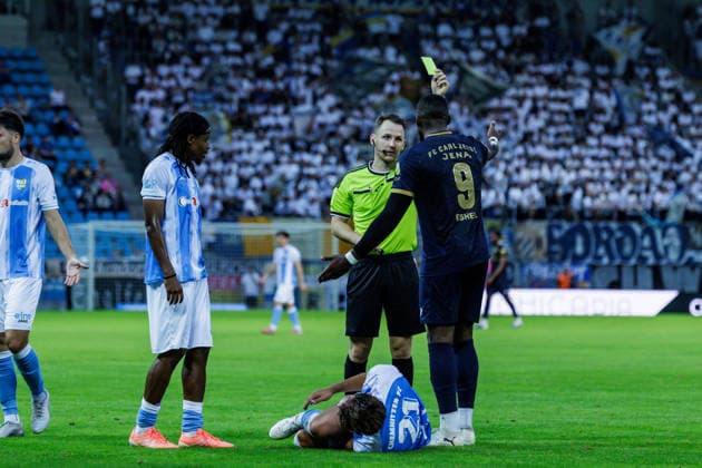 August 28, 2026, GER, Regionalliga Nord Ost, Matchday 3, 2026–2027 Season, Chemnitz, Chemnitzer FC vs. FC Carl Zeiss Jena; Manasse Eshele (FC Carl Zeiss Jena) receives a yellow card from referee Florian Lukawski at Chemnitz 1 Stadium on Gellertstraße, Saxony, Germany Copyright: xnordphotoxGmbHx xTrienitzx