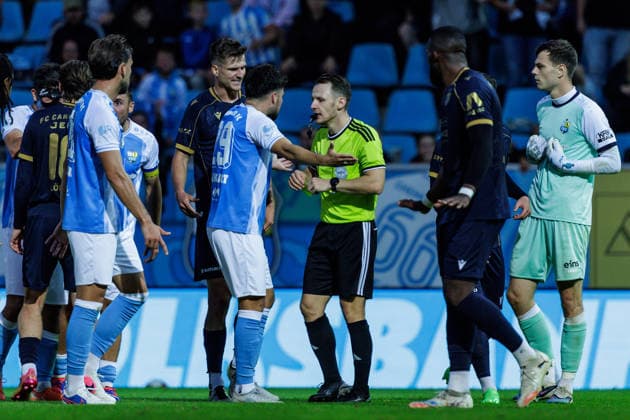 August 28, 2026, GER, Regionalliga Nord Ost, Matchday 3, 2026–2027 Season, Chemnitz, Chemnitzer FC vs. FC Carl Zeiss Jena; Tom Baumgart of Chemnitzer FC 29 discusses the play with referee Florian Lukawski at Chemnitz Eins Stadium on Gellertstraße, Saxony, Germany Copyright: xnordphotoxGmbHx xTrienitzx