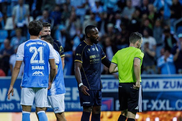 August 28, 2026, GER, Regionalliga Nord Ost, Matchday 3, 2026–2027 Season, Chemnitz, Chemnitzer FC vs. FC Carl Zeiss Jena; Manasse Eshele of FC Carl Zeiss Jena receives a yellow-red card from referee Florian Lukawski at Chemnitz 1 Stadium on Gellertstraße, Saxony, Germany Copyright: xnordphotoxGmbHx xTrienitzx