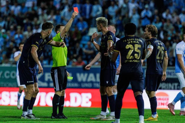 August 28, 2026, GER, Regionalliga Nord Ost, Matchday 3, 2026–2027 Season, Chemnitz, Chemnitzer FC vs. FC Carl Zeiss Jena; Referee Florian Lukawski shows Sören Reddemann (FC Carl Zeiss Jena) his second yellow card, resulting in a red card; Chemnitz 1, Stadium An der Gellertstraße, Saxony, Germany Copyright: xnordphotoxGmbHx xTrienitzx