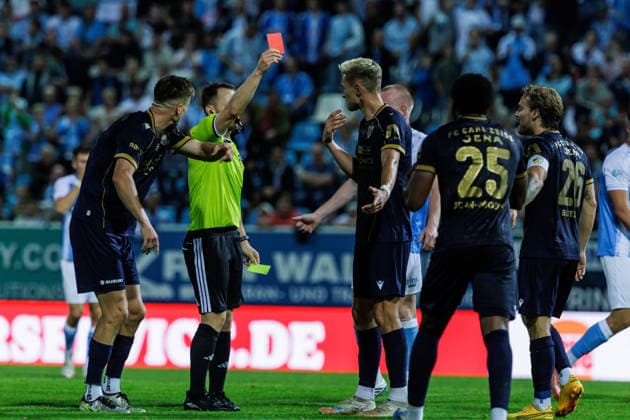 August 28, 2026, GER, Regionalliga Nord Ost, Matchday 3, 2026–2027 Season, Chemnitz, Chemnitzer FC vs. FC Carl Zeiss Jena; Referee Florian Lukawski shows Sören Reddemann (FC Carl Zeiss Jena) a yellow-red card; Chemnitz 1 Stadium, An der Gellertstraße, Saxony, Germany Copyright: xnordphotoxGmbHx xTrienitzx