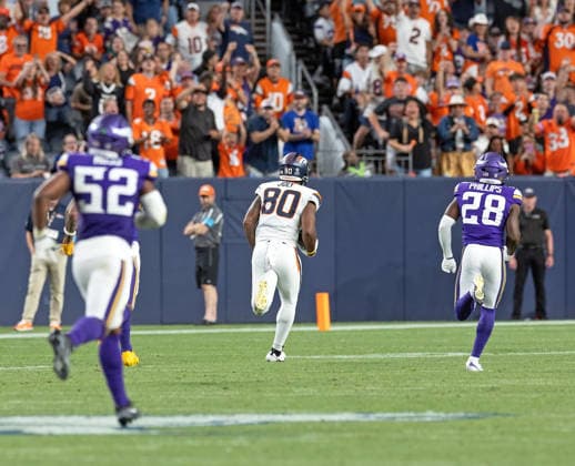August 28, 2026, Denver, Colorado, USA: Broncos TE JUSTIN JOLY runs for the end zone after catching a Sam Ehlinger TD pass for 80 yards during the 2nd. Half at Empower Field at Mile High Friday evening. Broncos beat the Vikings 34-6 in Pre-Season play. Credit Image: ZUMA Press Wire) NFL, American Football Herren, USA Pre-Season 2026 - Broncos Beat The Vikings 34-6 In Pre-Season Play Friday Evening.  - ZUMAav4_ 20260828_zaf_av4_002 Copyright: xHectorxAcevedox