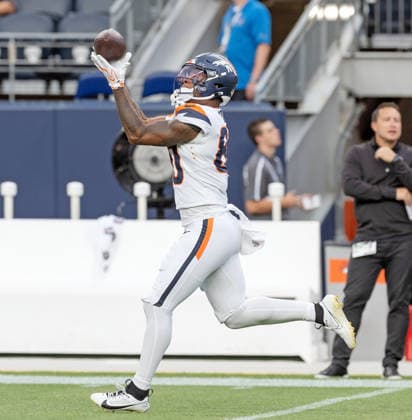 August 28, 2026, Denver, Colorado, USA: Broncos TE JUSTIN JOLY catches a Pass during warm-ups before the start of the 1st. Half at Empower Field at Mile High Friday evening. Broncos beat the Vikings 34-6 in Pre-Season play. Credit Image: ZUMA Press Wire) NFL, American Football Herren, USA Pre-Season 2026 - Broncos Beat The Vikings 34-6 In Pre-Season Play Friday Evening.  - ZUMAav4_ 20260828_zaf_av4_006 Copyright: xHectorxAcevedox