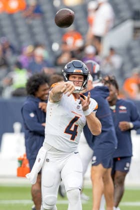 August 28, 2026, Denver, Colorado, USA: Broncos QB SAM EHLINGER throws a pass during warm-ups before the start of the 1st. Half at Empower Field at Mile High Friday evening. Broncos beat the Vikings 34-6 in Pre-Season play. Credit Image: ZUMA Press Wire) NFL, American Football Herren, USA Pre-Season 2026 - Broncos Beat The Vikings 34-6 In Pre-Season Play Friday Evening.  - ZUMAav4_ 20260828_zaf_av4_007 Copyright: xHectorxAcevedox