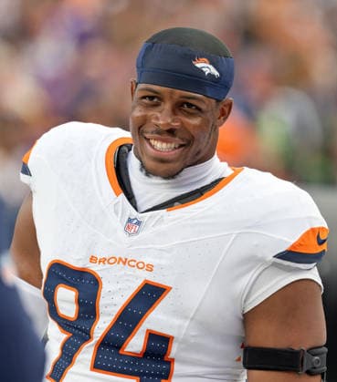 August 28, 2026, Denver, Colorado, USA: Broncos DL JORDAN JACKSON is all smiles before the start of the game on the bench during the 1st. Half at Empower Field at Mile High Friday evening. Broncos beat the Vikings 34-6 in Pre-Season play. Credit Image: ZUMA Press Wire) NFL, American Football Herren, USA Pre-Season 2026 - Broncos Beat The Vikings 34-6 In Pre-Season Play Friday Evening.  - ZUMAav4_ 20260828_zaf_av4_009 Copyright: xHectorxAcevedox
