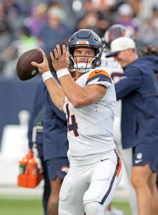 August 28, 2026, Denver, Colorado, USA: Broncos QB SAM EHLINGER readies to throw a pass during warm-ups before the start of the 1st. Half at Empower Field at Mile High Friday evening. Broncos beat the Vikings 34-6 in Pre-Season play. Credit Image: ZUMA Press Wire) NFL, American Football Herren, USA Pre-Season 2026 - Broncos Beat The Vikings 34-6 In Pre-Season Play Friday Evening.  - ZUMAav4_ 20260828_zaf_av4_010 Copyright: xHectorxAcevedox