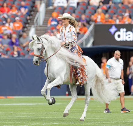 August 28, 2026, Denver, Colorado, USA: Broncos Rider a top of Thunder makes her way around the field during warm-ups before the 1st. Half at Empower Field at Mile High Friday evening. Broncos beat the Vikings 34-6 in Pre-Season play. Credit Image: ZUMA Press Wire) NFL, American Football Herren, USA Pre-Season 2026 - Broncos Beat The Vikings 34-6 In Pre-Season Play Friday Evening.  - ZUMAav4_ 20260828_zaf_av4_016 Copyright: xHectorxAcevedox