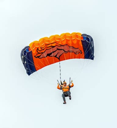 August 28, 2026, Denver, Colorado, USA: A Broncos SKY Dive team member parachutes on to the field during the start of the 1st. Half at Empower Field at Mile High Friday evening. Broncos beat the Vikings 34-6 in Pre-Season play. Credit Image: ZUMA Press Wire) Denver USA - ZUMAav4_ 20260828_zaf_av4_014 Copyright: xHectorxAcevedox
