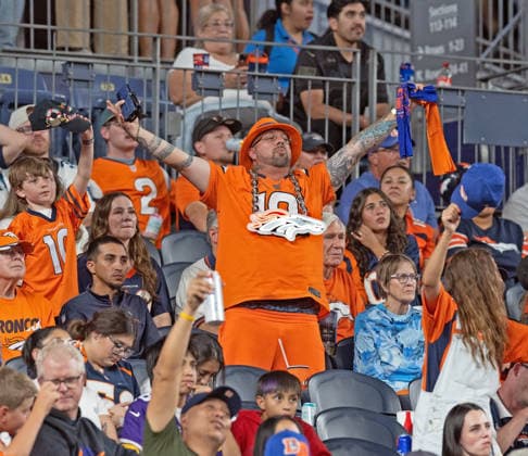 August 28, 2026, Denver, Colorado, USA: A Broncos Fan celebrates the Broncos victory in the stands at the end of the game at Empower Field at Mile High Friday evening. Broncos beat the Vikings 34-6 in Pre-Season play. Credit Image: ZUMA Press Wire) NFL, American Football Herren, USA Pre-Season 2026 - Broncos Beat The Vikings 34-6 In Pre-Season Play Friday Evening.  - ZUMAav4_ 20260828_zaf_av4_018 Copyright: xHectorxAcevedox