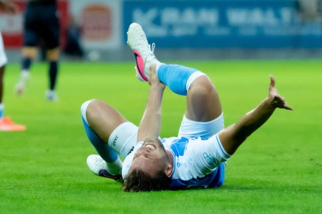 Chemnitz, Germany, August 28, 2026; Northeast Regional League 2026–2027, Matchday 7: Chemnitzer FC vs. FC Carl Zeiss Jena. Pictured: Dennis Slamar of CFC, fouled and lying on the ground. Copyright: xFotostandx xNachtigallx
