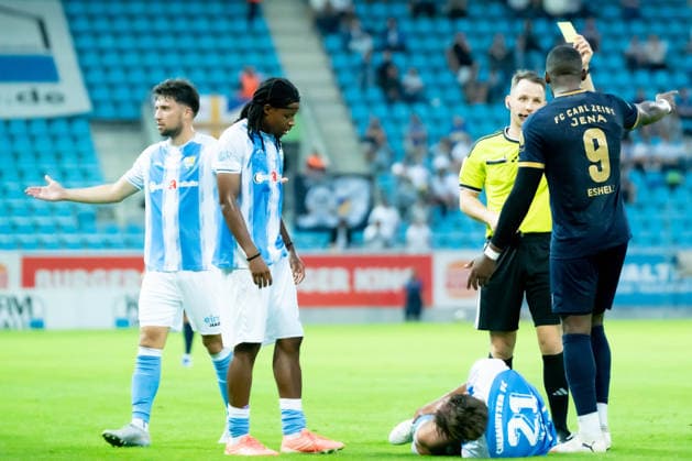 Chemnitz, Germany, August 28, 2026, Northeast Regional League 2026–2027, Match 7: Chemnitzer FC vs. FC Carl Zeiss Jena. Pictured: Manasse Eshele (FC), 5th from the left, receiving a yellow card after a foul. Copyright: xFotostandx xNachtigallx