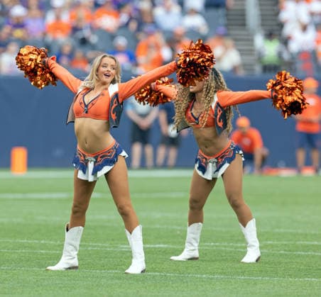 August 28, 2026, Denver, Colorado, USA: The Broncos Cheerleaders entertain the crowd during the 1st. Half at Empower Field at Mile High Friday evening. Broncos beat the Vikings 34-6 in Pre-Season play. Credit Image: ZUMA Press Wire) NFL, American Football Herren, USA Pre-Season 2026 - Broncos Beat The Vikings 34-6 In Pre-Season Play Friday Evening.  - ZUMAav4_ 20260828_zaf_av4_022 Copyright: xHectorxAcevedox