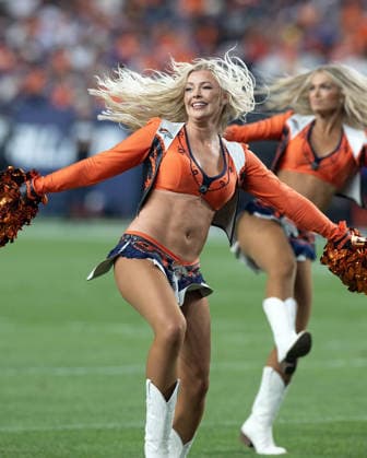 August 29, 2026, Denver, Colorado, USA: The Broncos Cheerleaders entertain the crowd during the 1st. Half at Empower Field at Mile High Friday evening. Broncos beat the Vikings 34-6 in Pre-Season play. Credit Image: ZUMA Press Wire) NFL, American Football Herren, USA Pre-Season 2026 - Broncos Beat The Vikings 34-6 In Pre-Season Play Friday Evening.  - ZUMAav4_ 20260829_zaf_av4_002 Copyright: xHectorxAcevedox