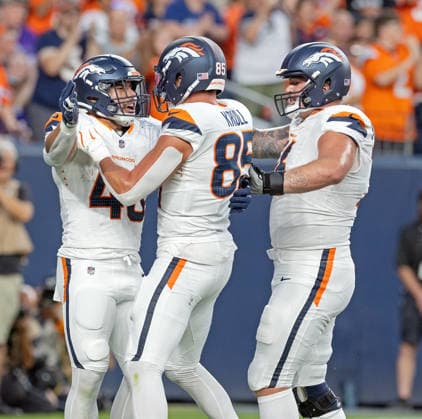August 29, 2026, Denver, Colorado, USA: Broncos FB ADAM PRENTICE gets congrats from team mates after scoring a TD run during the 1st. Half at Empower Field at Mile High Friday evening. Broncos beat the Vikings 34-6 in Pre-Season play. Credit Image: ZUMA Press Wire) NFL, American Football Herren, USA Pre-Season 2026 - Broncos Beat The Vikings 34-6 In Pre-Season Play Friday Evening.  - ZUMAav4_ 20260829_zaf_av4_005 Copyright: xHectorxAcevedox