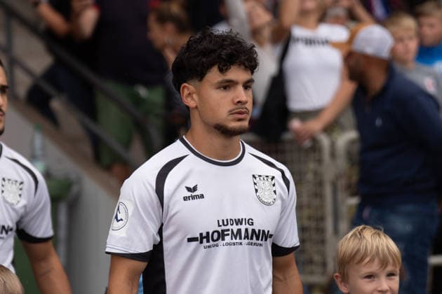 August 28, 2026, xhfmx, Regional League Southwest soccer, SG Barockstadt Fulda Lehnerz vs. FSV Frankfurt, Elias Adam Breir of FSV Frankfurt during the pre-game walk-out in Fulda