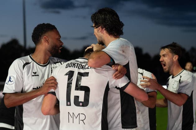 August 28, 2026, xhfmx, Regional League Southwest Soccer, SG Barockstadt Fulda Lehnerz vs. FSV Frankfurt: (from left) Godwin McDonald (FSV Frankfurt), Nick Doktorczyk (FSV Frankfurt), and Filip Pandza (FSV Frankfurt) celebrate the 1-2 goal against Fulda, Goal, Jubilation, Celebration, Fulda