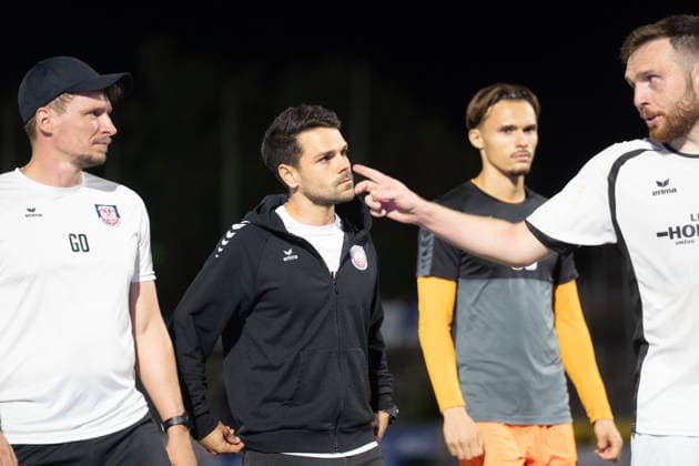 August 28, 2026, xhfmx, Regionalliga Südwest soccer, SG Barockstadt Fulda Lehnerz vs. FSV Frankfurt; Victor Kleinhenz, coach of FSV Frankfurt, talking with Tim Weißmann of FSV Frankfurt Fulda