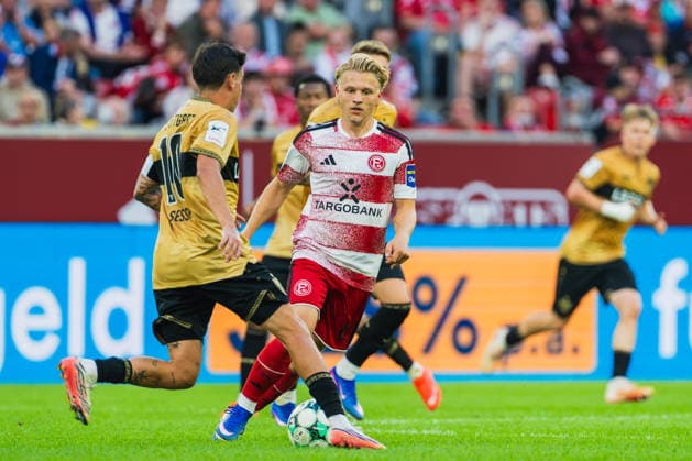 Nicolas Sessa (VFB Stuttgart II), No. 10, in a tackle with Andreas Mueller (Fortuna Düsseldorf), 06 Fortuna Düsseldorf vs. VFB Stuttgart II, soccer, 3. Liga, Matchday 3, 2026–27 season, August 28, 2026, DFL regulations prohibit any use of photographs as image sequences and or quasi-video. Fortuna Düsseldorf vs. VFB Stuttgart II, soccer, 3rd Division, Matchday 3, 2026–27 season, August 28, 2026, Düsseldorf Copyright: xEibner-Pressefoto LukasxBaldygax EP_LBA