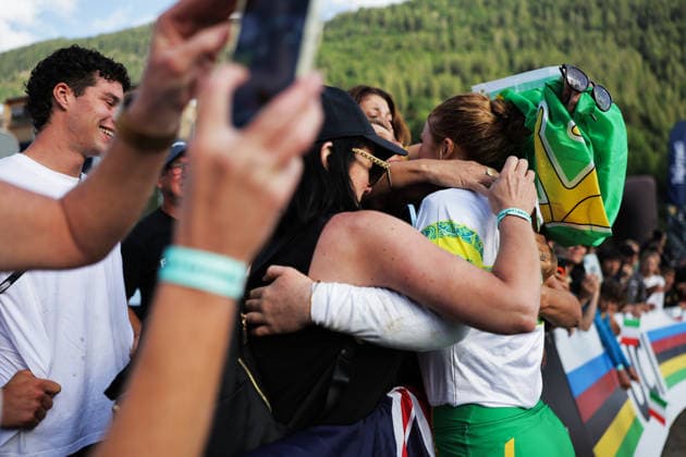 2026 UCI Mountain Bike World Championships Picture by Alex Whitehead SWpix.com - 29 08 2026 - Cycling - 2026 UCI Mountain Bike World Championships - Val di Sole, Trentino, Italy - Downhill (DHI) Final - Women Junior - Tilly Boadle (Australia) celebrates winning to become World Champion Copyright: x xSWpix.comx(t axPhotographyxHubxLtd)xAlexxWhitehead SWpix.comx SWP-3030-20864