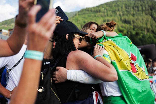 2026 UCI Mountain Bike World Championships Picture by Alex Whitehead SWpix.com - 29 08 2026 - Cycling - 2026 UCI Mountain Bike World Championships - Val di Sole, Trentino, Italy - Downhill (DHI) Final - Women Junior - Tilly Boadle (Australia) celebrates winning to become World Champion Copyright: x xSWpix.comx(t axPhotographyxHubxLtd)xAlexxWhitehead SWpix.comx SWP-3030-20865