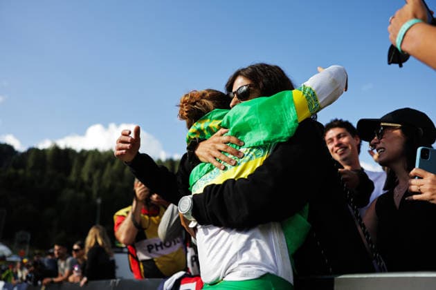 2026 UCI Mountain Bike World Championships Picture by Alex Whitehead SWpix.com - 29 08 2026 - Cycling - 2026 UCI Mountain Bike World Championships - Val di Sole, Trentino, Italy - Downhill (DHI) Final - Women Junior - Tilly Boadle (Australia) celebrates winning to become World Champion Copyright: x xSWpix.comx(t axPhotographyxHubxLtd)xAlexxWhitehead SWpix.comx SWP-3030-20871