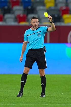 August 28, 2026, xydrx, Soccer, 3rd Division, Fortuna Düsseldorf vs. VfB Stuttgart II, 2026–2027 Season, Merkur Spiel Arena: Referee Tom Bauer shows a yellow card. DFB regulations prohibit any use of photographs as image sequences and or quasi-video. Copyright: HMBxMedia YannisxDreimann