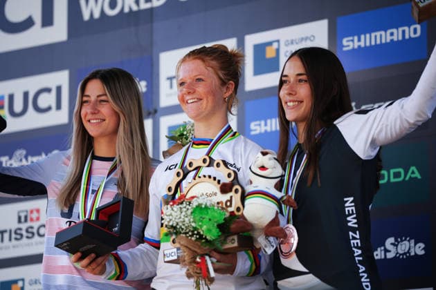2026 UCI Mountain Bike World Championships Picture by Ed Sykes SWpix.com - 29 08 2026 - Cycling - 2026 UCI Mountain Bike World Championships - Val di Sole, Trentino, Italy - Downhill (DHI) Final - Women Junior Podium - Tilly Boadle (Australia) wins the Gold Medal to become World Champion with Aletha Ostgaard (USA) signing the Santini Rainbow Jersey and Indy Deavoll (New Zealand) receiving the Bronze Medal Copyright: x xSWpix.comx(t axPhotographyxHubxLtd)xEdxSykes SWpix.comx SWP-3030-20952