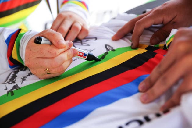 2026 UCI Mountain Bike World Championships Picture by Ed Sykes SWpix.com - 29 08 2026 - Cycling - 2026 UCI Mountain Bike World Championships - Val di Sole, Trentino, Italy - Downhill (DHI) Final - Women Junior Podium - Tilly Boadle (Australia) signing the Santini Rainbow Jersey Copyright: x xSWpix.comx(t axPhotographyxHubxLtd)xEdxSykes SWpix.comx SWP-3030-20954