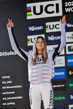 2026 UCI Mountain Bike World Championships Picture by Alex Whitehead SWpix.com - 29 08 2026 - Cycling - 2026 UCI Mountain Bike World Championships - Val di Sole, Trentino, Italy - Downhill (DHI) Final - Women Junior Podium - Aletha Ostgaard (USA) receiving the Silver Medal Copyright: x xSWpix.comx(t axPhotographyxHubxLtd)xAlexxWhitehead SWpix.comx SWP-3030-20956