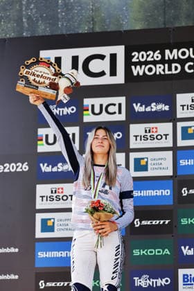 2026 UCI Mountain Bike World Championships Picture by Alex Whitehead SWpix.com - 29 08 2026 - Cycling - 2026 UCI Mountain Bike World Championships - Val di Sole, Trentino, Italy - Downhill (DHI) Final - Women Junior Podium - Aletha Ostgaard (USA) receiving the Silver Medal Copyright: x xSWpix.comx(t axPhotographyxHubxLtd)xAlexxWhitehead SWpix.comx SWP-3030-20957