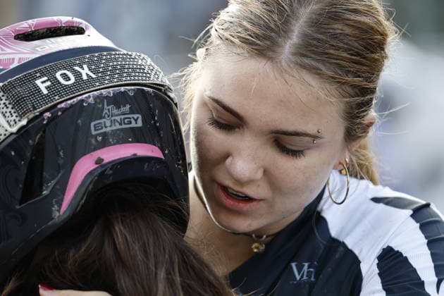 August 29, 2026, Daolasa di Commezzadura, Black Snake, 2026 UCI MTB World Championships Women s Junior Finals, DHI Downhill: Capella Martin (38, NZL) congratulating Indy Deavoll (5, NZL) at Daolasa di Commezzadura, Black Snake, Trento, Italy Copyright: xJustPictures.ch FrancescoxMinghettix jp-en-FrMi-_NG_0323