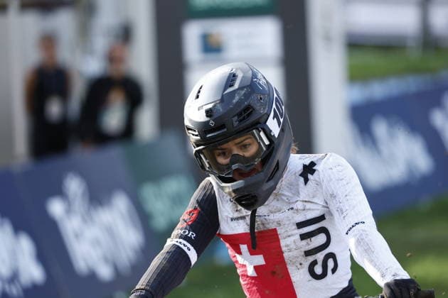 August 29, 2026, Daolasa di Commezzadura, Black Snake, 2026 UCI MTB World Championships Women s Junior Finals, DHI Downhill: Gianna Nef (7, SUI) showing the damage to her helmet from her fall. Daolasa di Commezzadura, Black Snake, Trento, Italy Copyright: xJustPictures.ch FrancescoxMinghettix jp-en-FrMi-_NG_0348