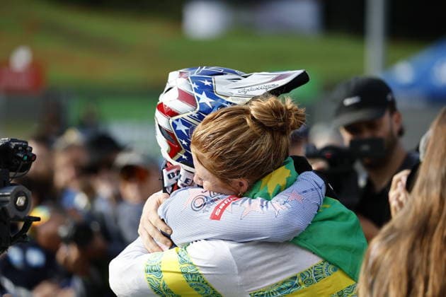 August 29, 2026, Daolasa di Commezzadura, Black Snake, 2026 UCI MTB World Championships Women’s Junior Finals DHI Downhill: Aletha Ostgaard (2, USA) congratulating Tilly Boadle (20, AUS) on her victory at Daolasa di Commezzadura, Black Snake, Trento, Italy Copyright: xJustPictures.ch FrancescoxMinghettix jp-en-FrMi-_NG_0490