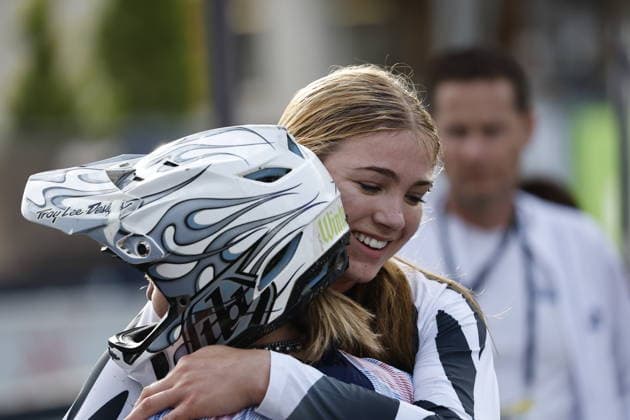 August 29, 2026, Daolasa di Commezzadura, Black Snake, 2026 UCI MTB World Championships Women s Junior Finals, DHI Downhill: Capella Martin (38, NZL) congratulating Winter Bush (32, USA) in Daolasa di Commezzadura, Black Snake, Trento, Italy Copyright: xJustPictures.ch FrancescoxMinghettix jp-en-FrMi-_NG_0050