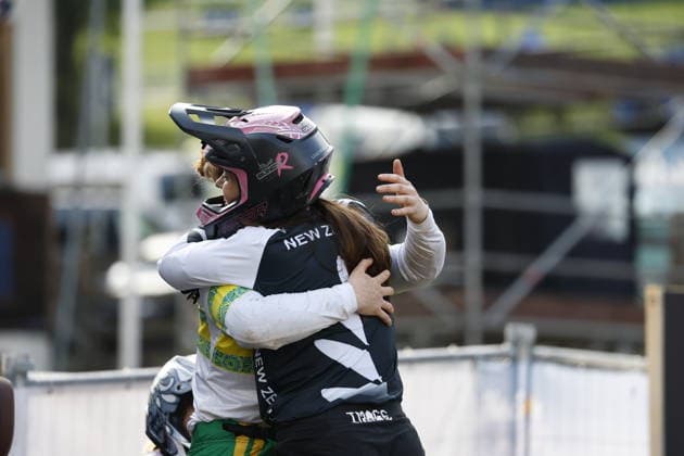 August 29, 2026, Daolasa di Commezzadura, Black Snake, 2026 UCI MTB World Championships Women’s Junior Finals DHI Downhill: Tilly Boadle (20, AUS) congratulating Indy Deavoll (5, NZL) on her second-place finish at Daolasa di Commezzadura, Black Snake, Trento, Italy Copyright: xJustPictures.ch FrancescoxMinghettix jp-en-FrMi-_NG_0334