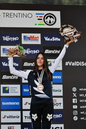 2026 UCI Mountain Bike World Championships Picture by Alex Whitehead SWpix.com - 29 08 2026 - Cycling - 2026 UCI Mountain Bike World Championships - Val di Sole, Trentino, Italy - Downhill (DHI) Final - Women Junior Podium - Indy Deavoll (New Zealand) receiving the Bronze Medal Copyright: x xSWpix.comx(t axPhotographyxHubxLtd)xAlexxWhitehead SWpix.comx SWP-3030-20966