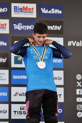 2026 UCI Mountain Bike World Championships Picture by Alex Whitehead SWpix.com - 29 08 2026 - Cycling - 2026 UCI Mountain Bike World Championships - Val di Sole, Trentino, Italy - Downhill (DHI) Final - Men Junior Podium - Filippo Gilardino (Italy) receiving the Bronze Medal Copyright: x xSWpix.comx(t axPhotographyxHubxLtd)xAlexxWhitehead SWpix.comx SWP-3030-20967