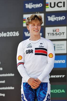 2026 UCI Mountain Bike World Championships Picture by Alex Whitehead SWpix.com - 29 08 2026 - Cycling - 2026 UCI Mountain Bike World Championships - Val di Sole, Trentino, Italy - Downhill (DHI) Final - Men Junior Podium - Felix Griffiths (Great Britain) receiving the Silver Medal Copyright: x xSWpix.comx(t axPhotographyxHubxLtd)xAlexxWhitehead SWpix.comx SWP-3030-20968