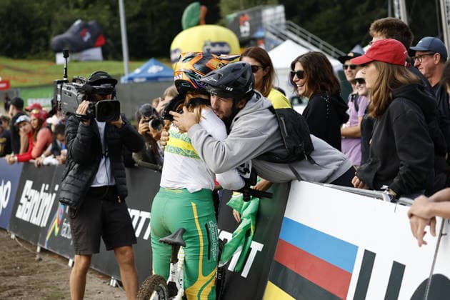 August 29, 2026, Daolasa di Commezzadura, Black Snake, 2026 UCI MTB World Championships Women s Junior Finals, DHI Downhill: Tilly Boadle (20, AUS) is congratulated by fans at Daolasa di Commezzadura, Black Snake, Trento, Italy Copyright: xJustPictures.ch FrancescoxMinghettix jp-en-FrMi-_NG_0178