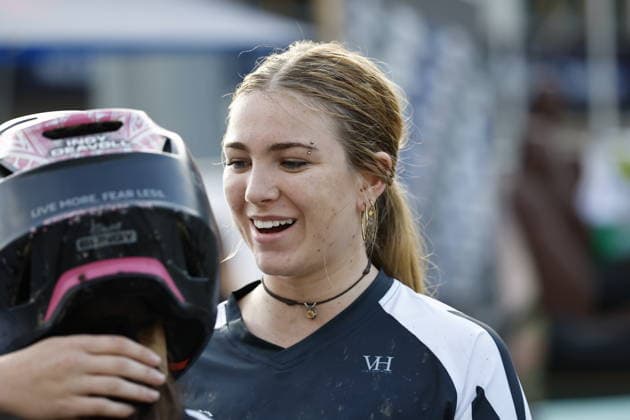 August 29, 2026, Daolasa di Commezzadura, Black Snake, 2026 UCI MTB World Championships Women s Junior Finals, DHI Downhill: Capella Martin (38, NZL) congratulating Indy Deavoll (5, NZL) at Daolasa di Commezzadura, Black Snake, Trento, Italy Copyright: xJustPictures.ch FrancescoxMinghettix jp-en-FrMi-_NG_0326