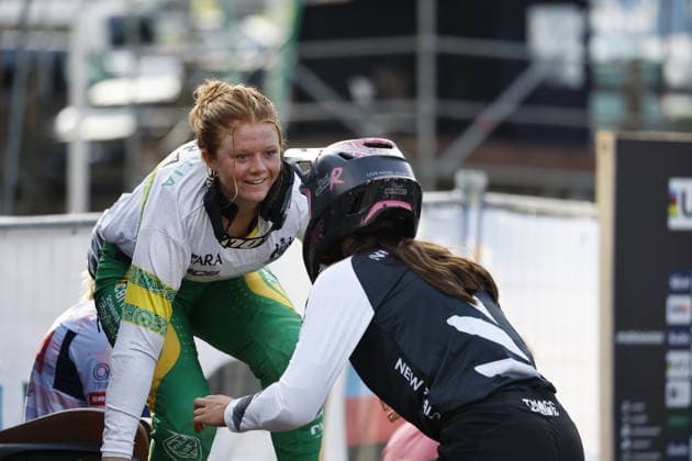 August 29, 2026, Daolasa di Commezzadura, Black Snake, 2026 UCI MTB World Championships Women’s Junior Finals, DHI Downhill: Tilly Boadle (20, AUS) congratulating Indy Deavoll (5, NZL) on her second-place finish at Daolasa di Commezzadura, Black Snake, Trento, Italy Copyright: xJustPictures.ch FrancescoxMinghettix jp-en-FrMi-_NG_0331