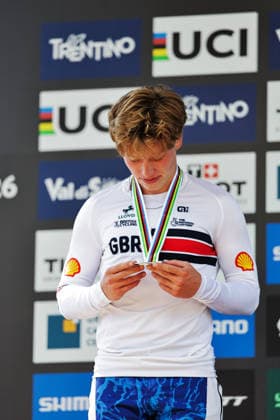 2026 UCI Mountain Bike World Championships Picture by Alex Whitehead SWpix.com - 29 08 2026 - Cycling - 2026 UCI Mountain Bike World Championships - Val di Sole, Trentino, Italy - Downhill (DHI) Final - Men Junior Podium - Felix Griffiths (Great Britain) receiving the Silver Medal Copyright: x xSWpix.comx(t axPhotographyxHubxLtd)xAlexxWhitehead SWpix.comx SWP-3030-20969