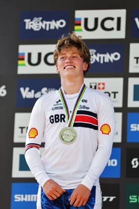 2026 UCI Mountain Bike World Championships Picture by Alex Whitehead SWpix.com - 29 08 2026 - Cycling - 2026 UCI Mountain Bike World Championships - Val di Sole, Trentino, Italy - Downhill (DHI) Final - Men Junior Podium - Felix Griffiths (Great Britain) receiving the Silver Medal Copyright: x xSWpix.comx(t axPhotographyxHubxLtd)xAlexxWhitehead SWpix.comx SWP-3030-20970