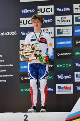 2026 UCI Mountain Bike World Championships Picture by Alex Whitehead SWpix.com - 29 08 2026 - Cycling - 2026 UCI Mountain Bike World Championships - Val di Sole, Trentino, Italy - Downhill (DHI) Final - Men Junior Podium - Felix Griffiths (Great Britain) receiving the Silver Medal Copyright: x xSWpix.comx(t axPhotographyxHubxLtd)xAlexxWhitehead SWpix.comx SWP-3030-20971
