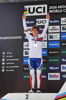 2026 UCI Mountain Bike World Championships Picture by Alex Whitehead SWpix.com - 29 08 2026 - Cycling - 2026 UCI Mountain Bike World Championships - Val di Sole, Trentino, Italy - Downhill (DHI) Final - Men Junior Podium - Felix Griffiths (Great Britain) receiving the Silver Medal Copyright: x xSWpix.comx(t axPhotographyxHubxLtd)xAlexxWhitehead SWpix.comx SWP-3030-20974