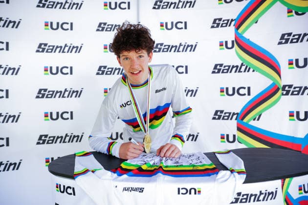 2026 UCI Mountain Bike World Championships Picture by Ed Sykes SWpix.com - 29 08 2026 - Cycling - 2026 UCI Mountain Bike World Championships - Val di Sole, Trentino, Italy - Downhill (DHI) Final - Men Junior Podium - Raoul Schneeberger (Switzerland) signing the Santini Rainbow Jersey Copyright: x xSWpix.comx(t axPhotographyxHubxLtd)xEdxSykes SWpix.comx SWP-3030-20978