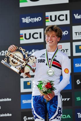 2026 UCI Mountain Bike World Championships Picture by Alex Whitehead SWpix.com - 29 08 2026 - Cycling - 2026 UCI Mountain Bike World Championships - Val di Sole, Trentino, Italy - Downhill (DHI) Final - Men Junior Podium - Felix Griffiths (Great Britain) receiving the Silver Medal Copyright: x xSWpix.comx(t axPhotographyxHubxLtd)xAlexxWhitehead SWpix.comx SWP-3030-20981