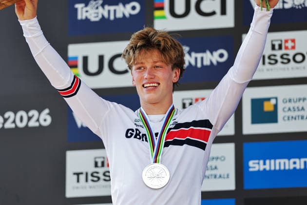 2026 UCI Mountain Bike World Championships Picture by Alex Whitehead SWpix.com - 29 08 2026 - Cycling - 2026 UCI Mountain Bike World Championships - Val di Sole, Trentino, Italy - Downhill (DHI) Final - Men Junior Podium - Felix Griffiths (Great Britain) receiving the Silver Medal Copyright: x xSWpix.comx(t axPhotographyxHubxLtd)xAlexxWhitehead SWpix.comx SWP-3030-20982