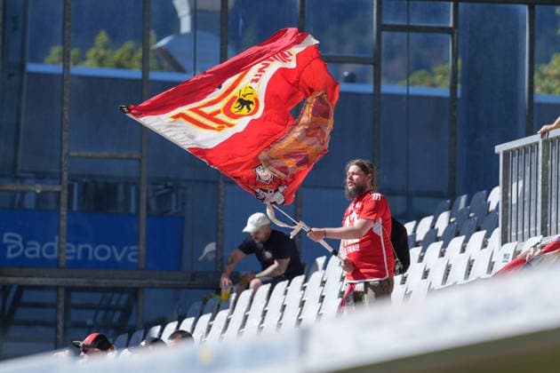 Fan mit Fahne auf der Tribüne , Deutschland, Fussball, GooglePixel Frauen-Bundesliga, 2.Spieltag, 2026 2027, SC Freiburg vs. 1. FC Union Berlin, 29.08.2026, Dreisamstadion, Freiburg Freiburg Dreisamstadion Baden-Wuerttemberg Deutschland *** Fan with a flag in the stands, Germany, soccer, Google Pixel Women s Bundesliga, Matchday 2, 2026–2027, SC Freiburg vs. 1. FC Union Berlin, August 29, 2026, Dreisamstadion, Freiburg, Dreisamstadion, Baden-Württemberg, Germany Copyright: xArnexAmbergx